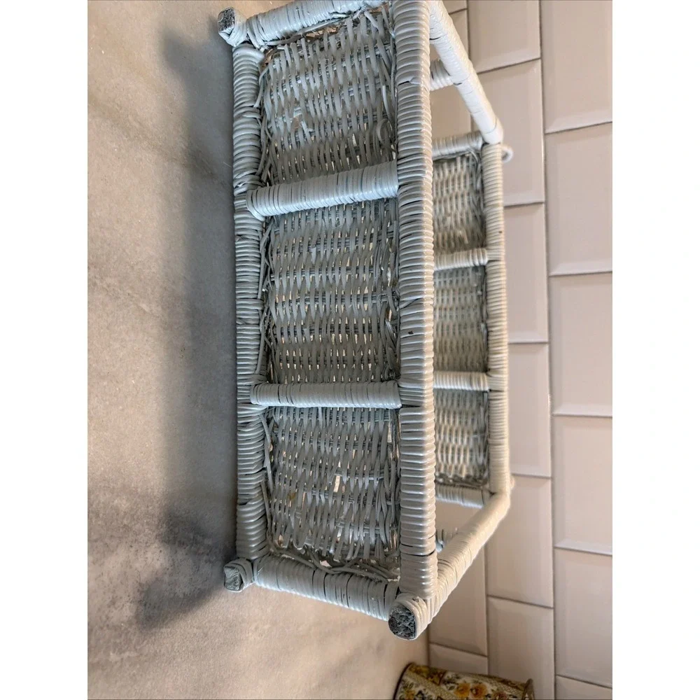 VINTAGE WHITE WICKER SHELF WALL HANGING OR TABLETOP 2 TIER BATH BOHO ES009